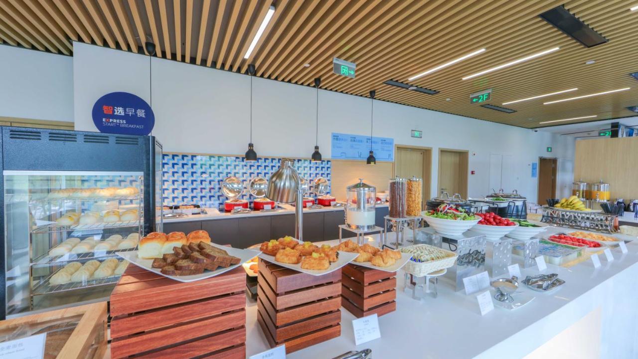 Holiday Inn Express Shanghai Pudong Airport By Ihg Exterior foto