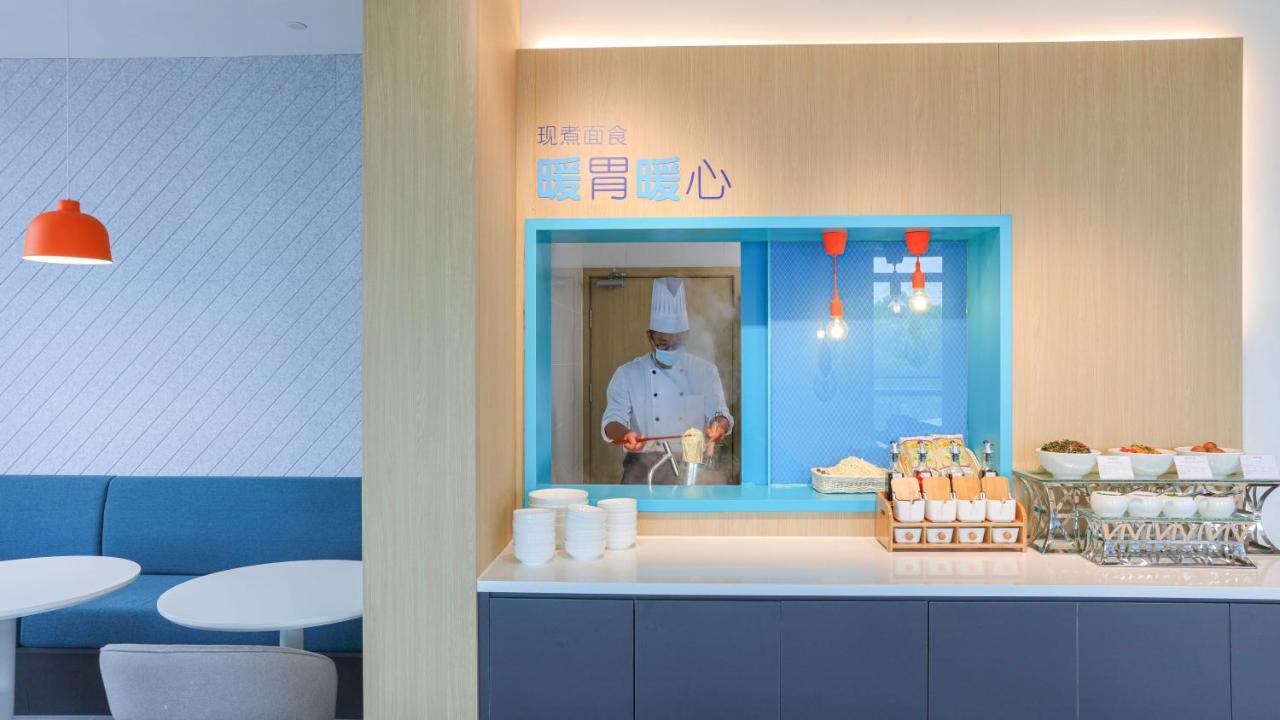 Holiday Inn Express Shanghai Pudong Airport By Ihg Exterior foto