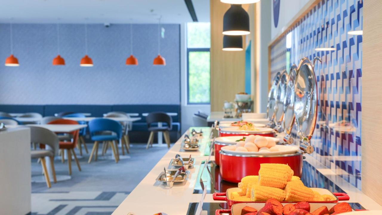Holiday Inn Express Shanghai Pudong Airport By Ihg Exterior foto