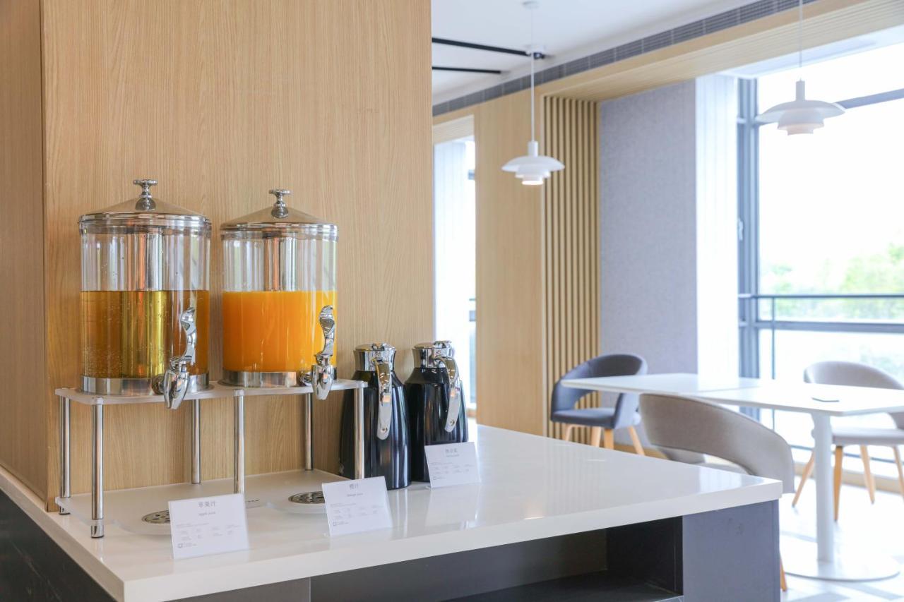 Holiday Inn Express Shanghai Pudong Airport By Ihg Exterior foto