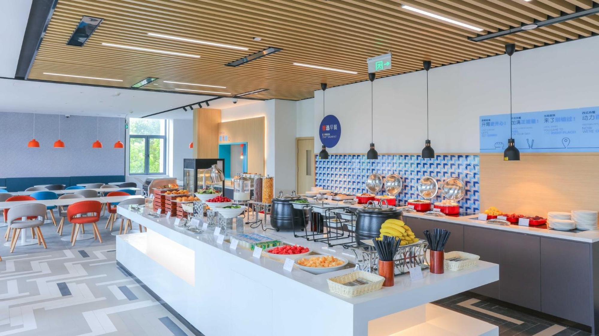 Holiday Inn Express Shanghai Pudong Airport By Ihg Exterior foto