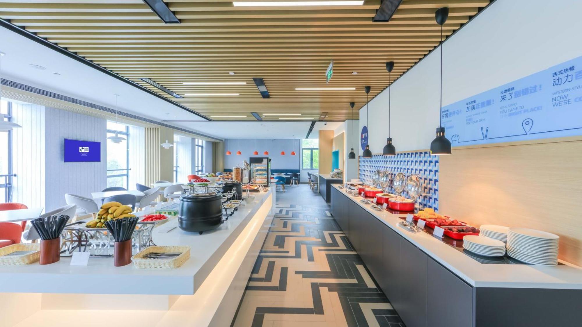 Holiday Inn Express Shanghai Pudong Airport By Ihg Exterior foto